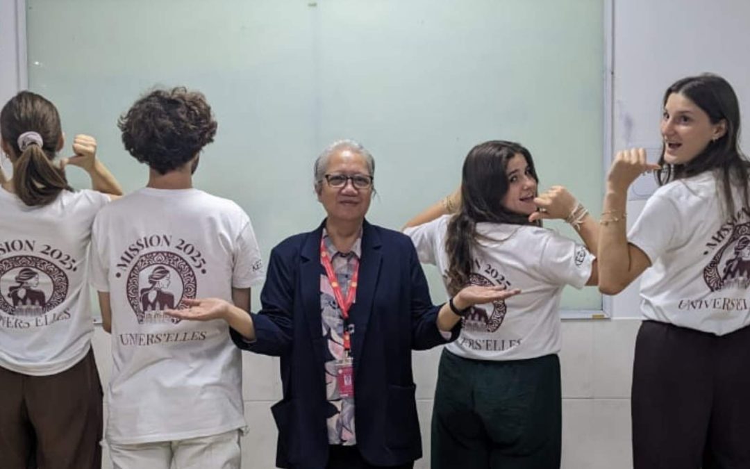Les étudiants avec leur t-shirt Univers'Elles
