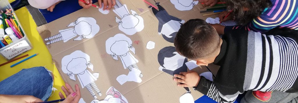 Des enfants en activités ludiques pendant un atelier de Chemins d'Enfances