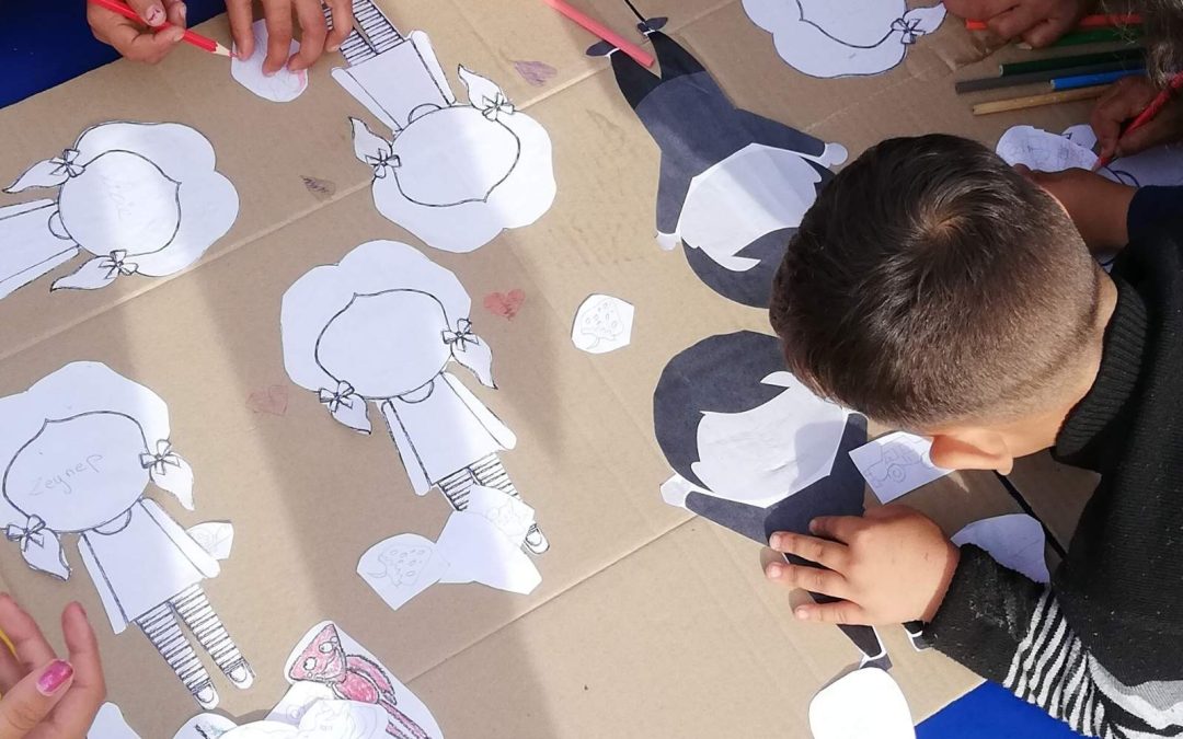 Des enfants en activités ludiques pendant un atelier de Chemins d'Enfances