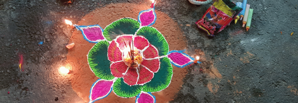 Offrandes colorées lors du festival de Tihar et Dashain dans les rues au Népal