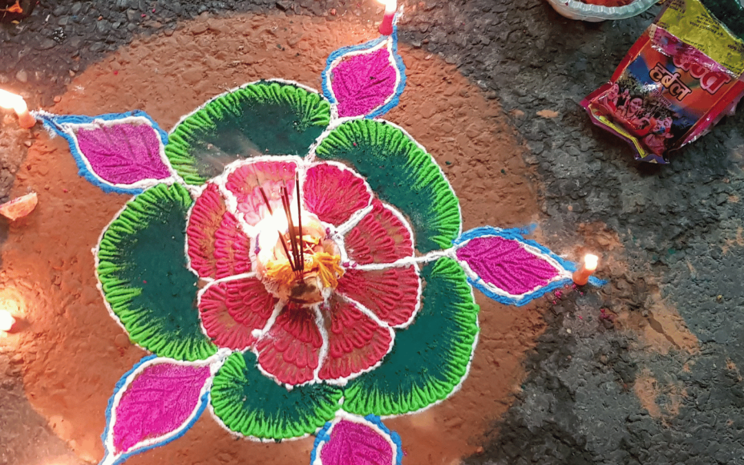 Offrandes colorées lors du festival de Tihar et Dashain dans les rues au Népal