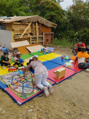 Enfants en bidonvilles en France en train de jouer avec les animatrices de Chemins d'Enfances