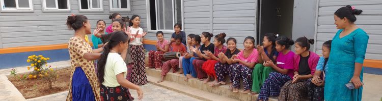 Le groupe d'adolescentes Chepang devant l'internat