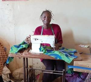 Jeune femme en formation couture