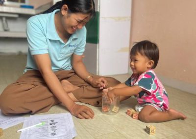 Bébé qui joue en crèche au Cambodge