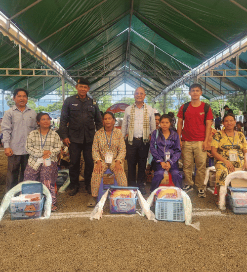 16 kits de maternité composés de couches, de savon et de premiers vêtements fournis aux femmes 