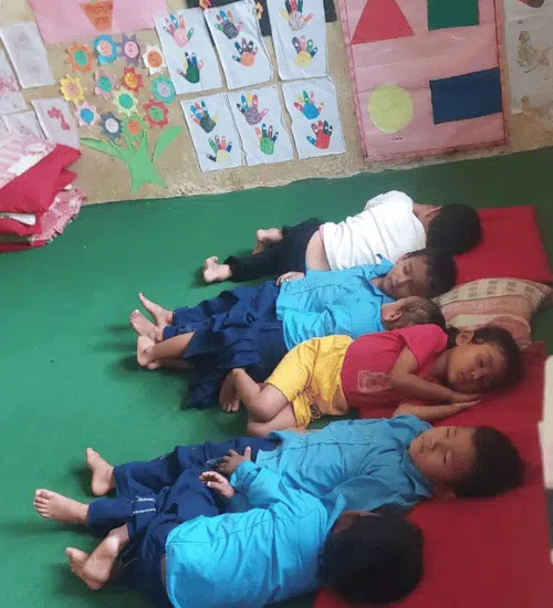 développement-de-la-petite-enfance-Népal-groupe-parents-famille Enfants qui font la sieste au Népal