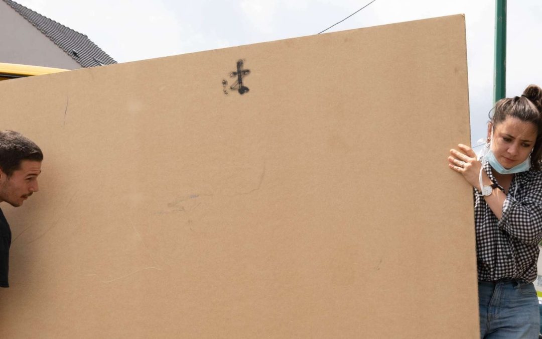 Sophie décharge un camion lors d'un atelier