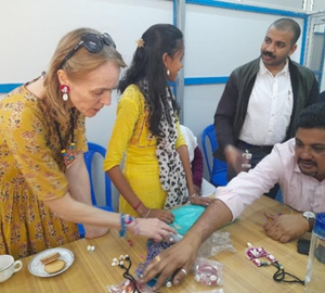 Véronique, directrice de l'ong, sur le terrain en Inde