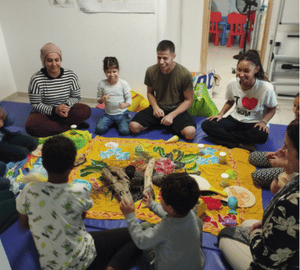 Groupe en train de jouer à la patate chaude