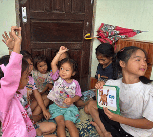 Enfants au Laos en train de jouer 