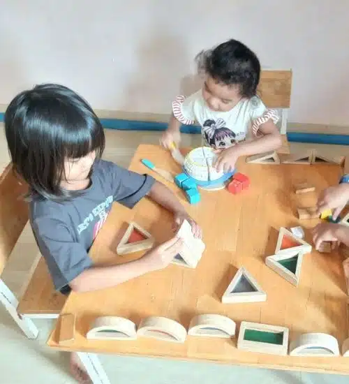 Des enfants qui jouent dans une crèche au Cambodge