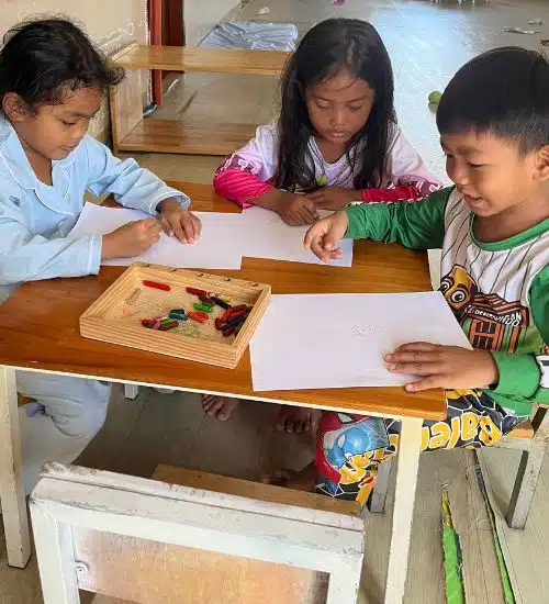 Des enfants qui dessinent dans une crèche au Cambodge